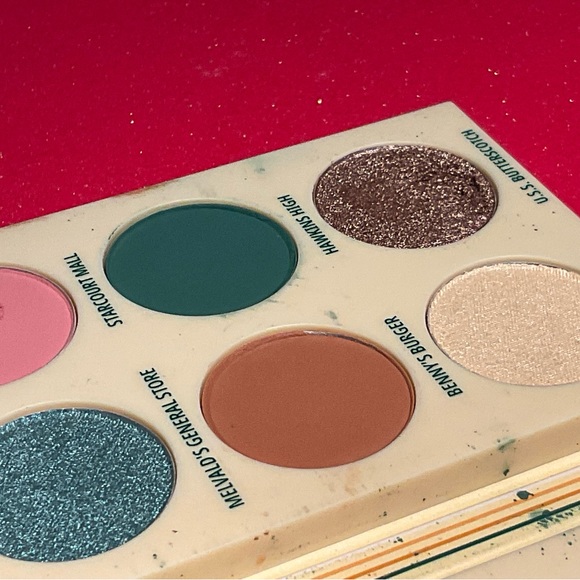 M·A·C X STRANGER THINGS Hawkins Class of 1986 Eye Palette - Picture 15 of 15